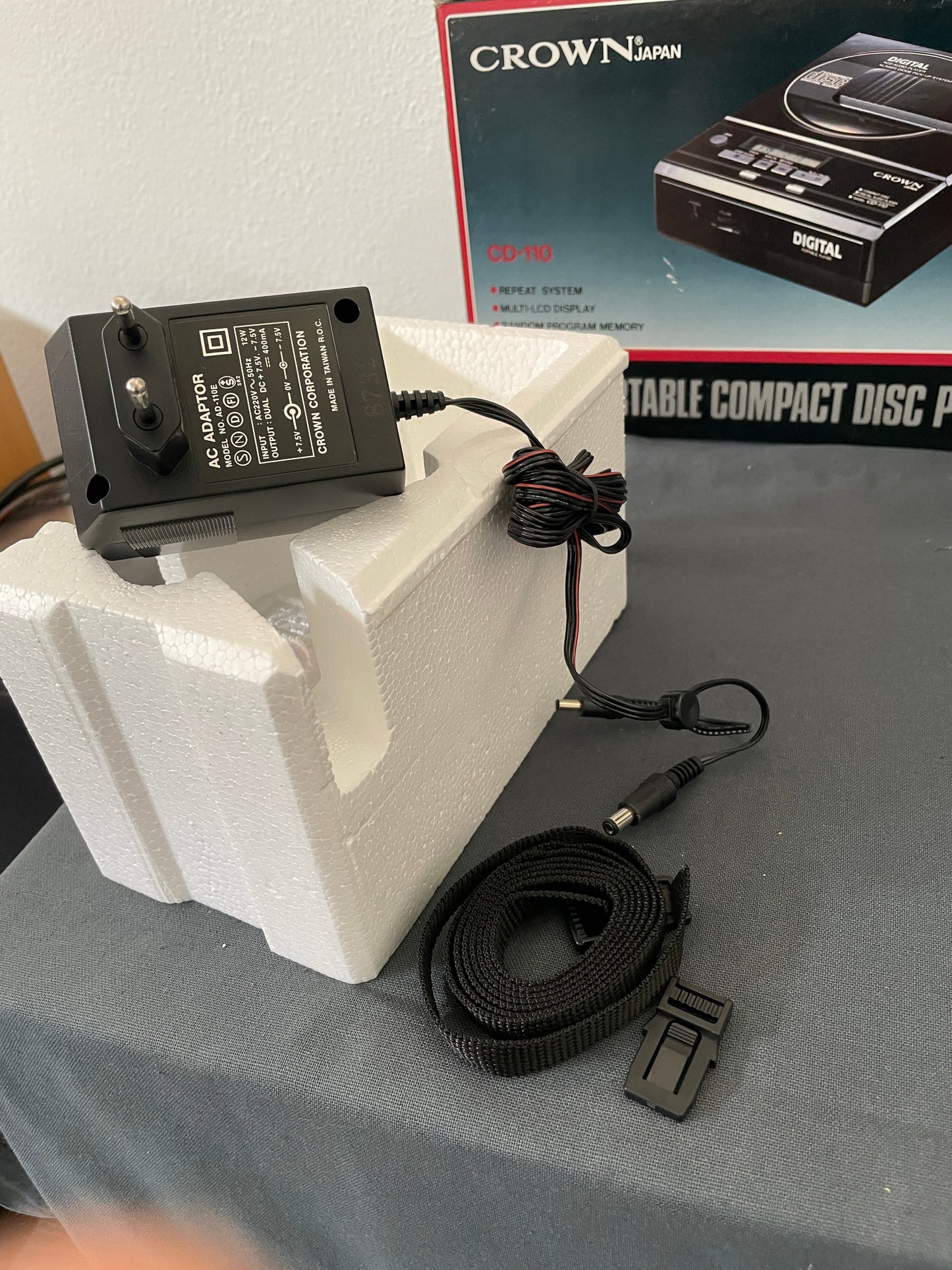 1987 CROWN Portable Compact Disc Player CD-110