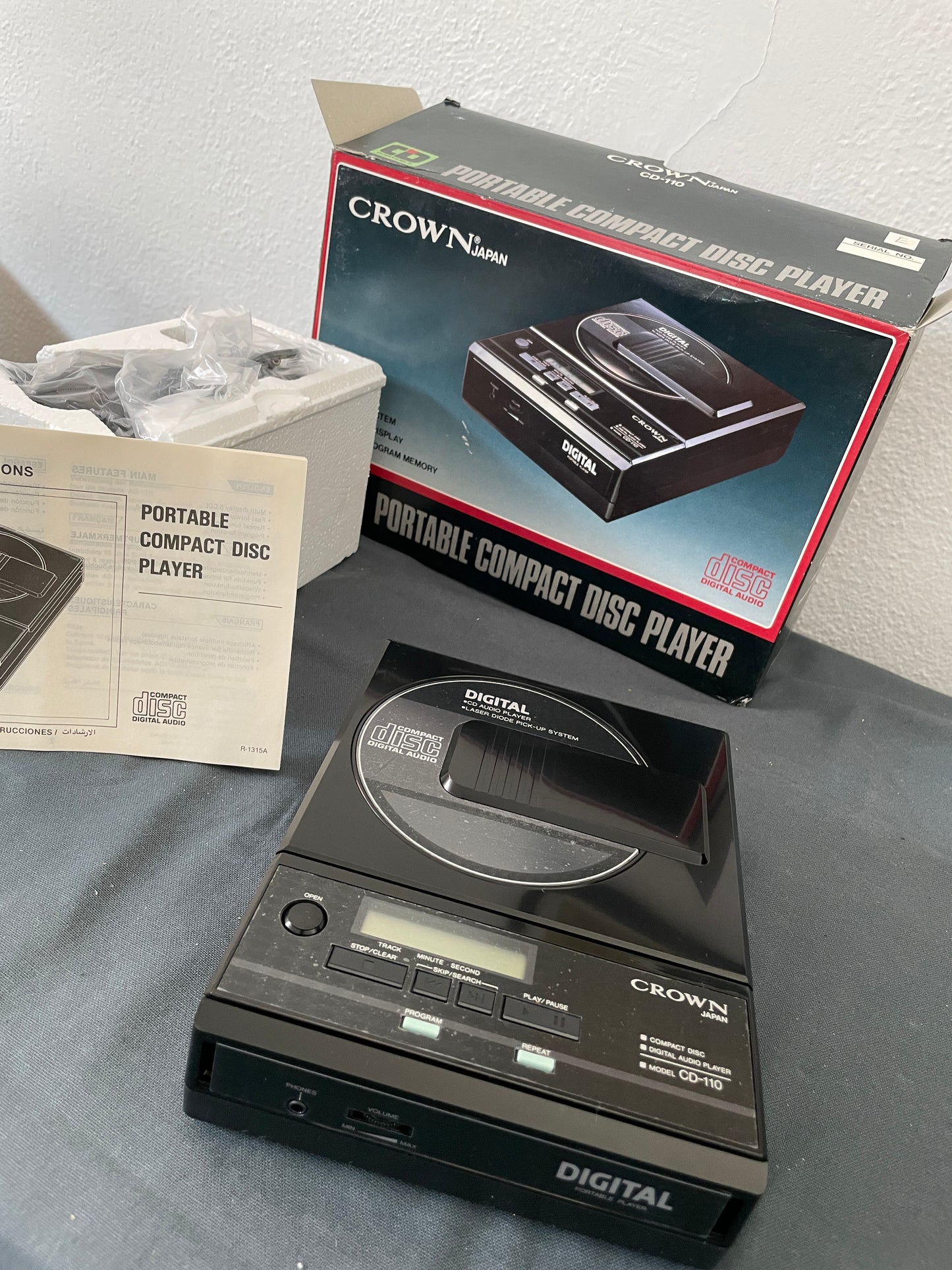 1987 CROWN Portable Compact Disc Player CD-110