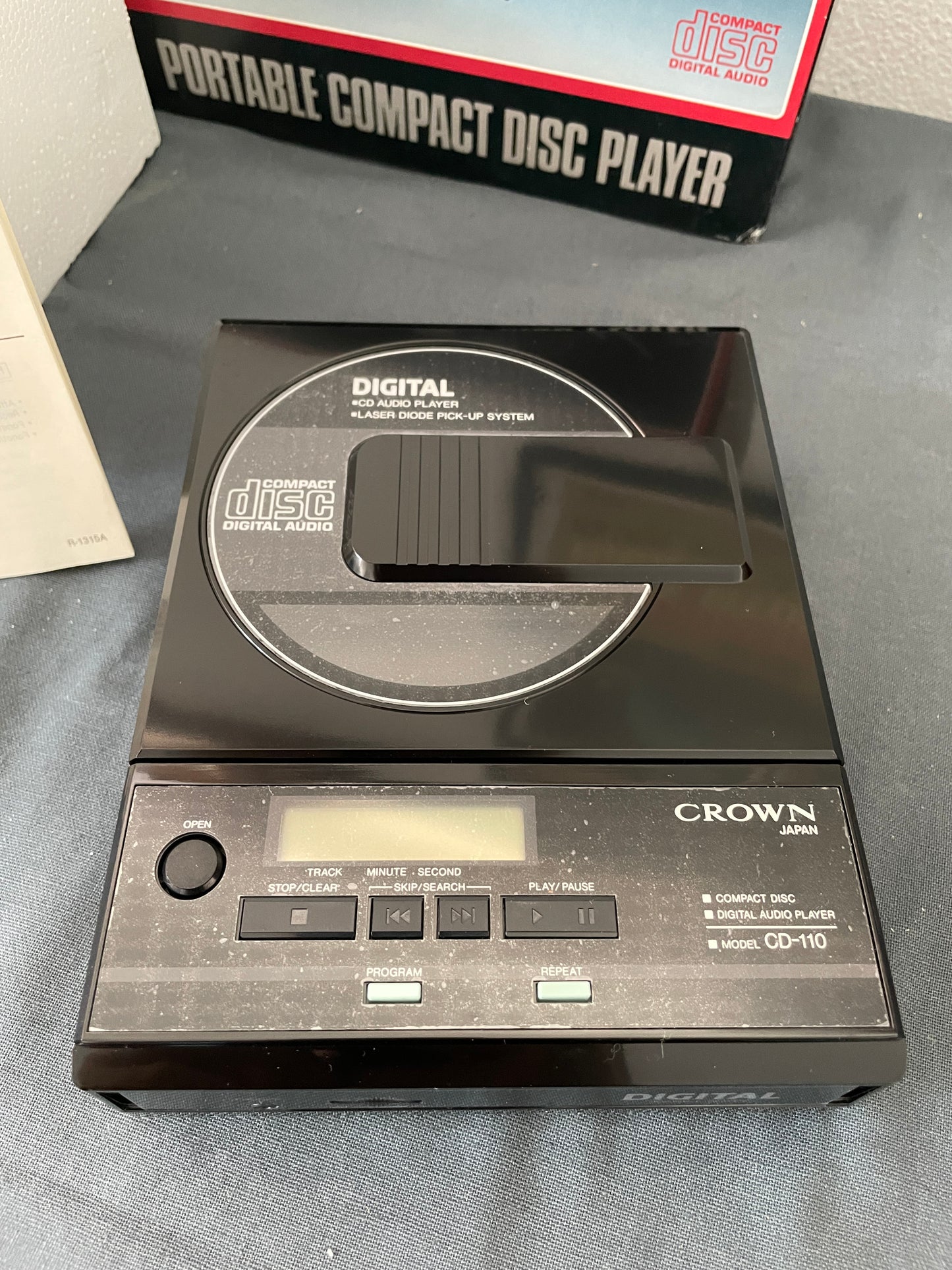 1987 CROWN Portable Compact Disc Player CD-110