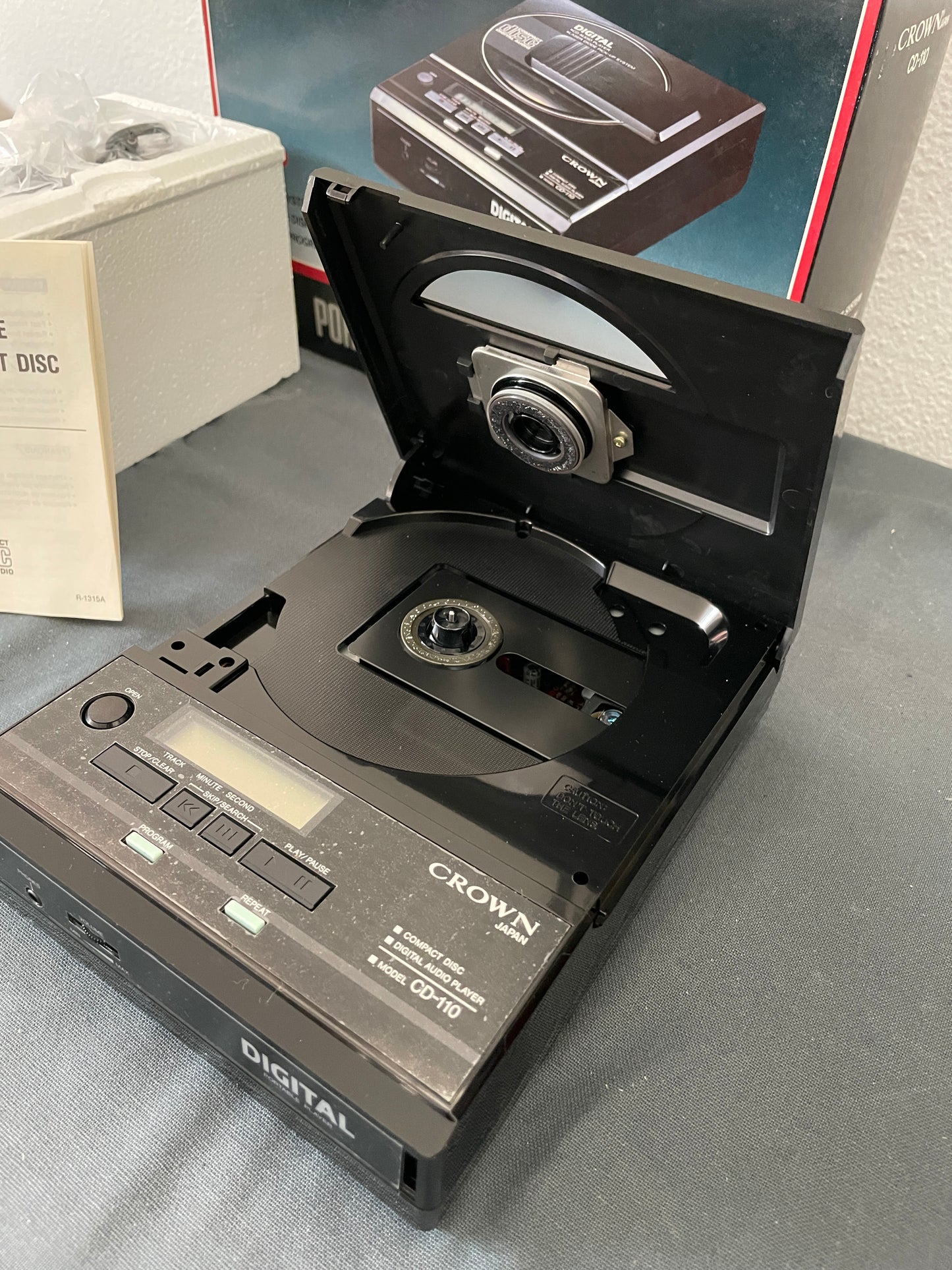 1987 CROWN Portable Compact Disc Player CD-110