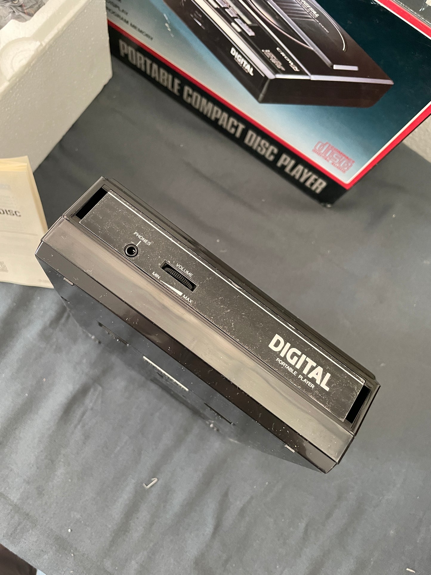 1987 CROWN Portable Compact Disc Player CD-110