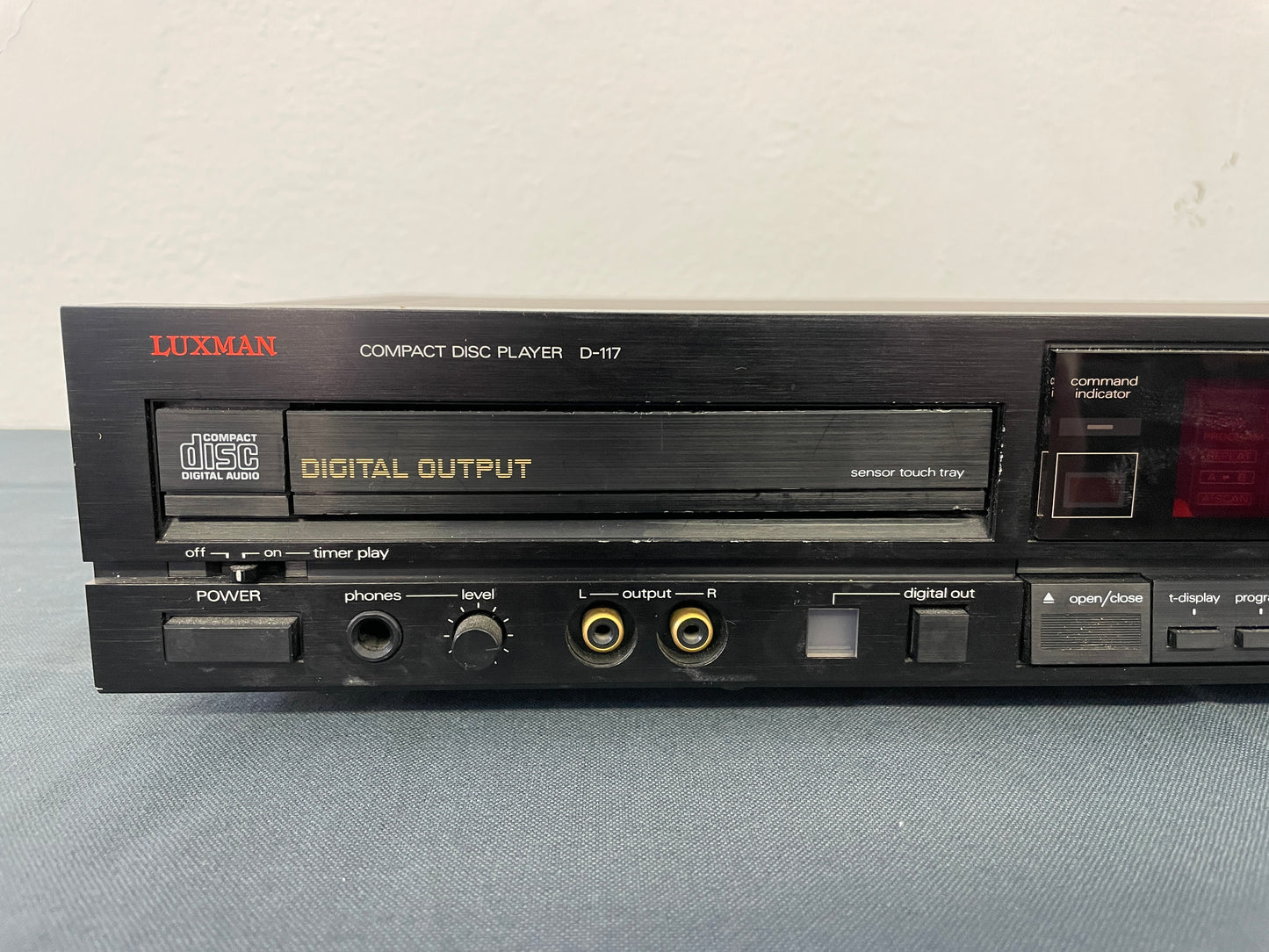 1988 Luxman D-117 CD Player